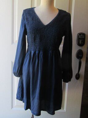 Flowy NWOT Old Navy Blue Chambray Smocked Long-sleeve V-neck dress Sz L